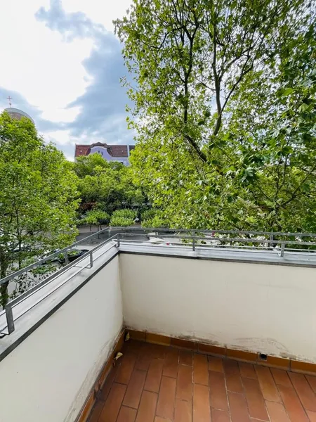"san. Altbau mit zwei Balkonen am Mierendorffplatz" — photo 1